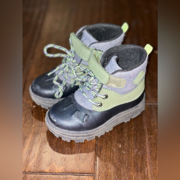 Used Pre-Owned Carter’s Kids Snow boots, Size 6. - Picture 3 of 6